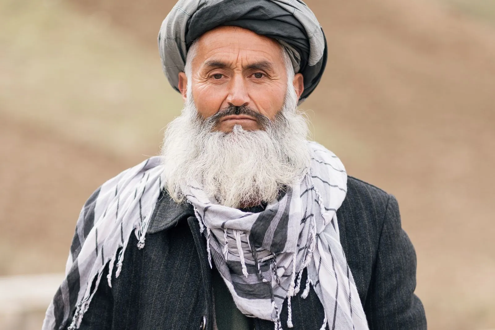 Porträt eines afghanischen Ältesten in traditioneller Kleidung