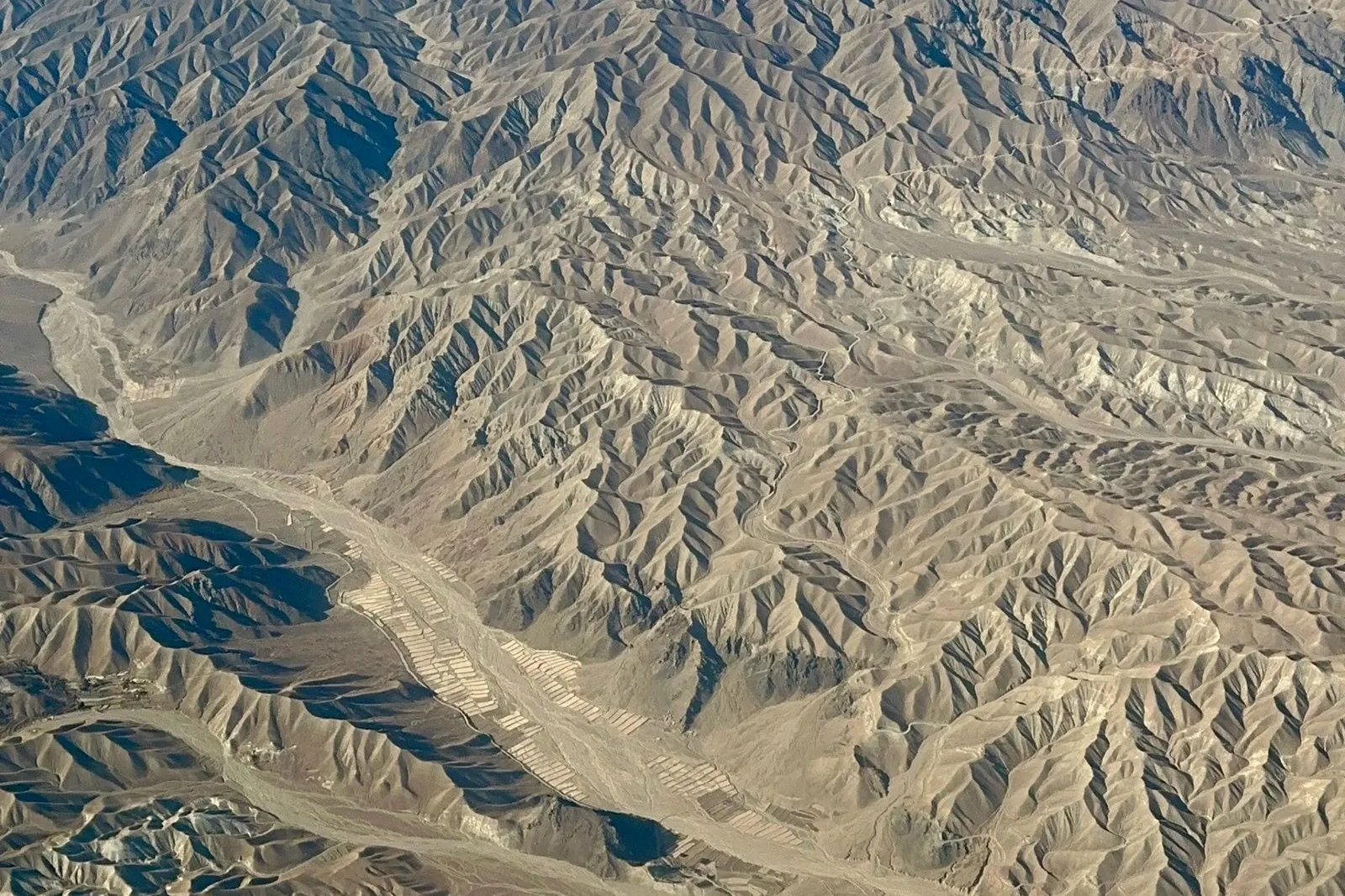 Luftaufnahme der zerklüfteten Berglandschaft Afghanistans