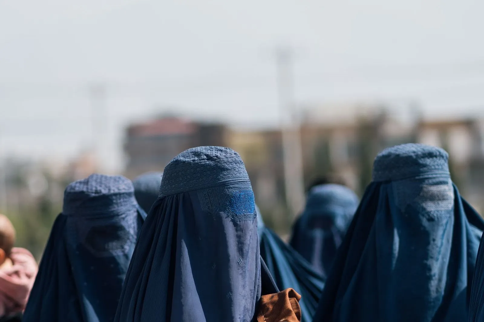 Frauen in blauen Burkas stehen im Freien in Afghanistan
