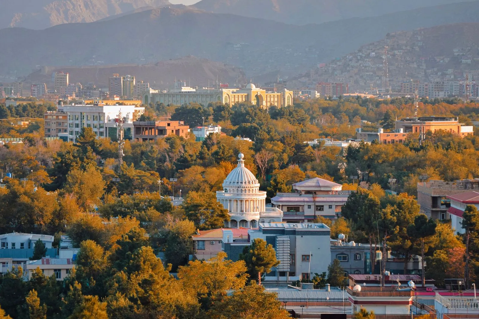 Kabul im Abendlicht, im Hintergrund die Berge